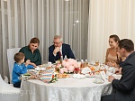Многодетная семья кузнечан побывала на завтраке с губернатором