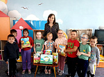 Детская библиотека присоединилась к Международной акции "Книжка на ладошке-2023"