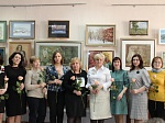 В юношеской библиотеке открылась выставка картин женщин-художниц 