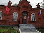 В Кузнецке под окнами домов ветеранов войны разбили клумбы и посадили цветы , оформив цифрой 75