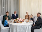 Многодетная семья кузнечан побывала на завтраке с губернатором