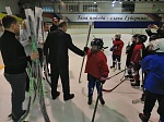 Сергей Златогорский подарил юным хоккеистам новые клюшки