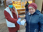 Волонтеры бесплатно раздают маски жителям города 