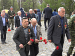 Кузнечане возложили цветы и венки к Вечному огню у подножия монумента "Трем солдатам"