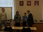 Сергей Златогорский вручил молодым семьям жилищные сертификаты