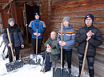 Волонтеры  лицея №21 убрали   оказывают помощь гражданам пожилого возраста в уборке снега