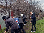 Волонтеры гимназии № 1 приняли участие в благоустройстве территории музея кузнечного ремесла 