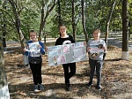 Сотрудники библиотеки-экоцентр и волонтеры школы № 5 организовали флешмоб «Мы выбираем здоровье!»