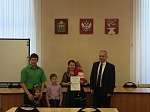 Сергей Златогорский вручил молодым семьям жилищные сертификаты