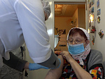 В Кузнецке граждан пожилого возраста и инвалидов вакцинируют на дому