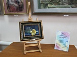 В юношеской библиотеке открылась выставка картин женщин-художниц 