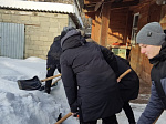 Волонтеры оказывают помощь в расчистке снега пожилым гражданам