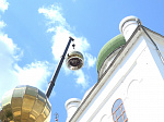 Новые купола начали устанавливать на Вознесенском кафедральном соборе