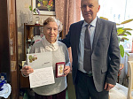 Клавдия Ивановна Хромченко награждена почетным знаком «В честь 80-летия полного освобождения Ленинграда от фашистской блокады»